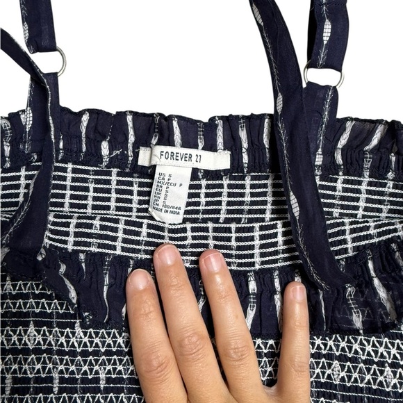 Forever 21 Women’s Smocked Crop Top Small Navy Blue White Patterned Sleeveless - Picture 3 of 6